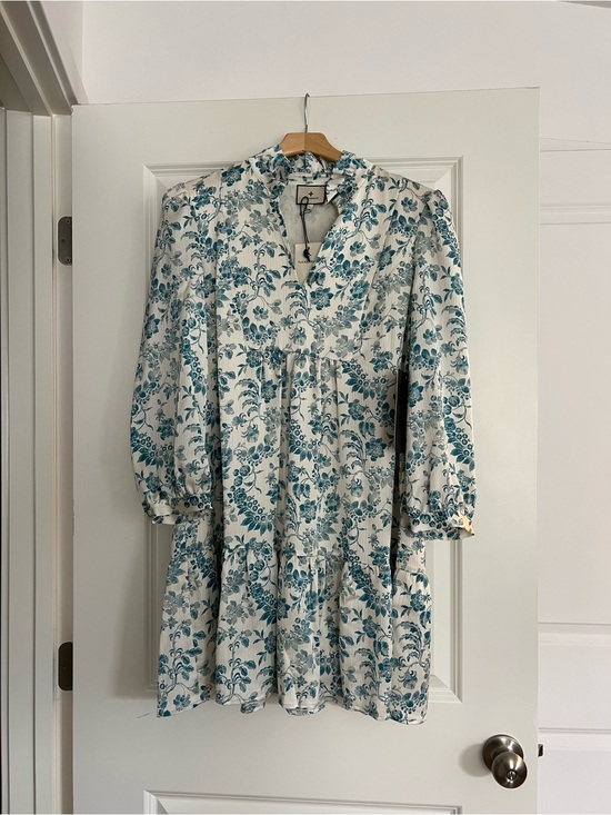 Tuckernuck Dresses & Skirts - NWT Tuckernuck Blue & White Floral Tiered Shift Dress - Size L